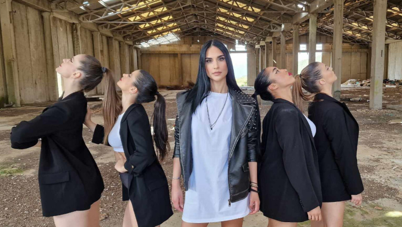 Ξεσηκώνει η Γιούλη Τάσσου με το νέο της τραγούδι (vid)