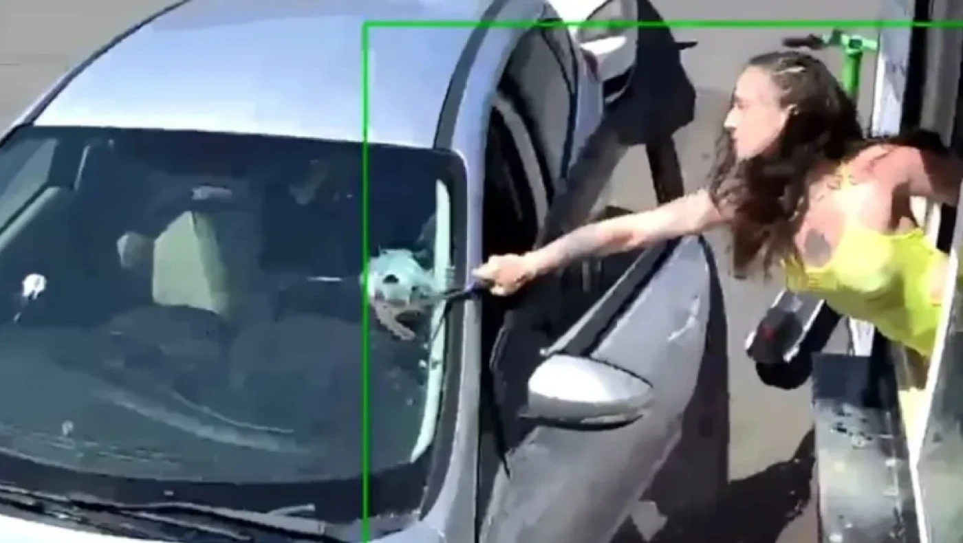 Ο καφές τού βγήκε ξινός- Τον πέταξε σε εργαζόμενη και εκείνη του έσπασε το παρμπρίζ (vid)