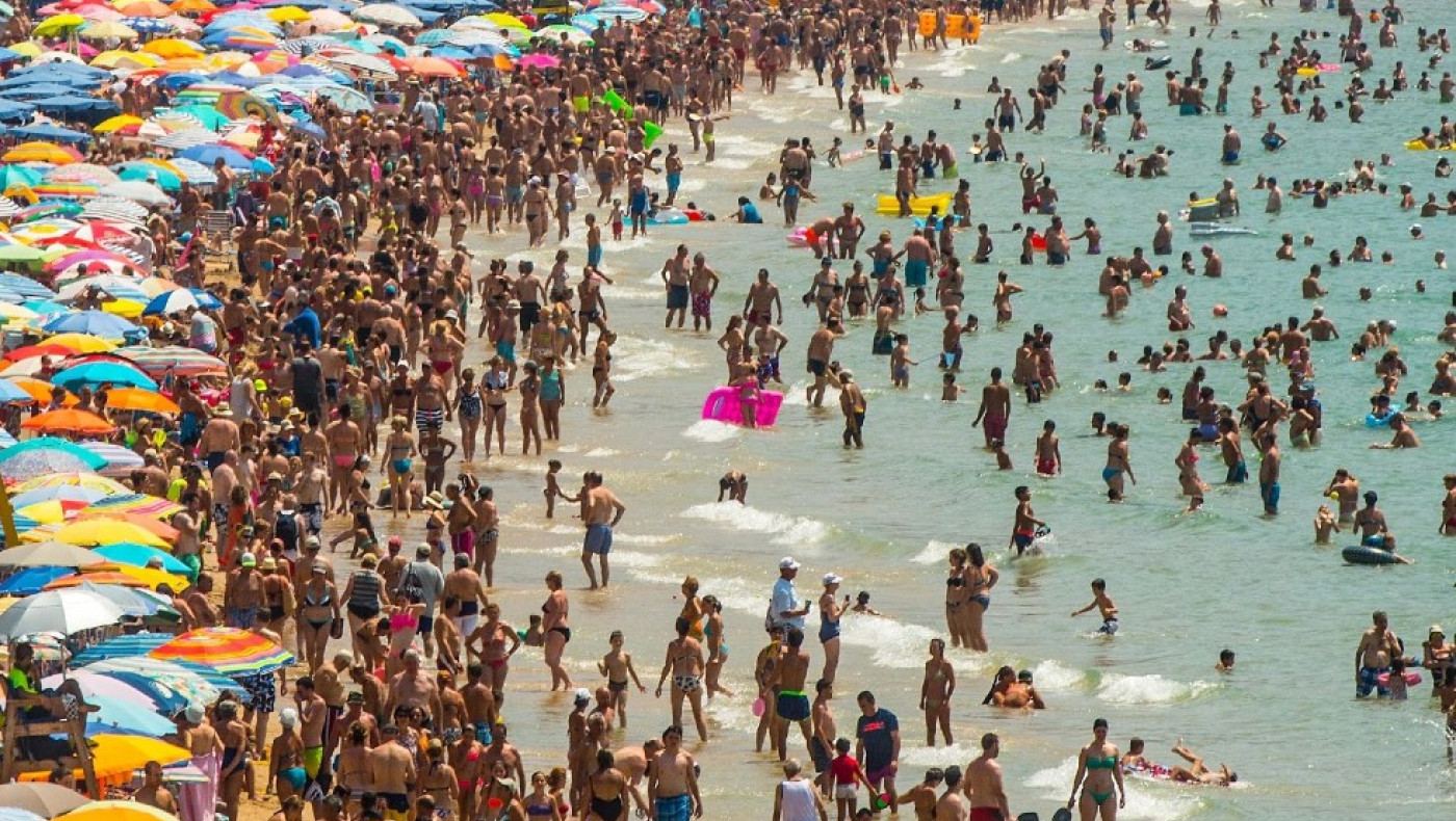 Μαγιόρκα: Εξαγριωμένοι ντόπιοι διώχνουν ξένους τουρίστες από διάσημη παραλία