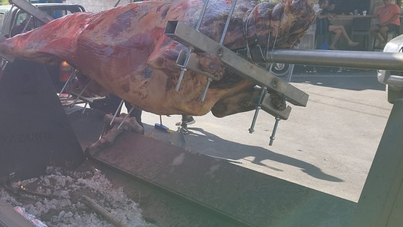 Αντιδράσεις για γλέντι στην Κρήτη: Σούβλισαν ταύρο 215 κιλών σε κεντρική πλατεία