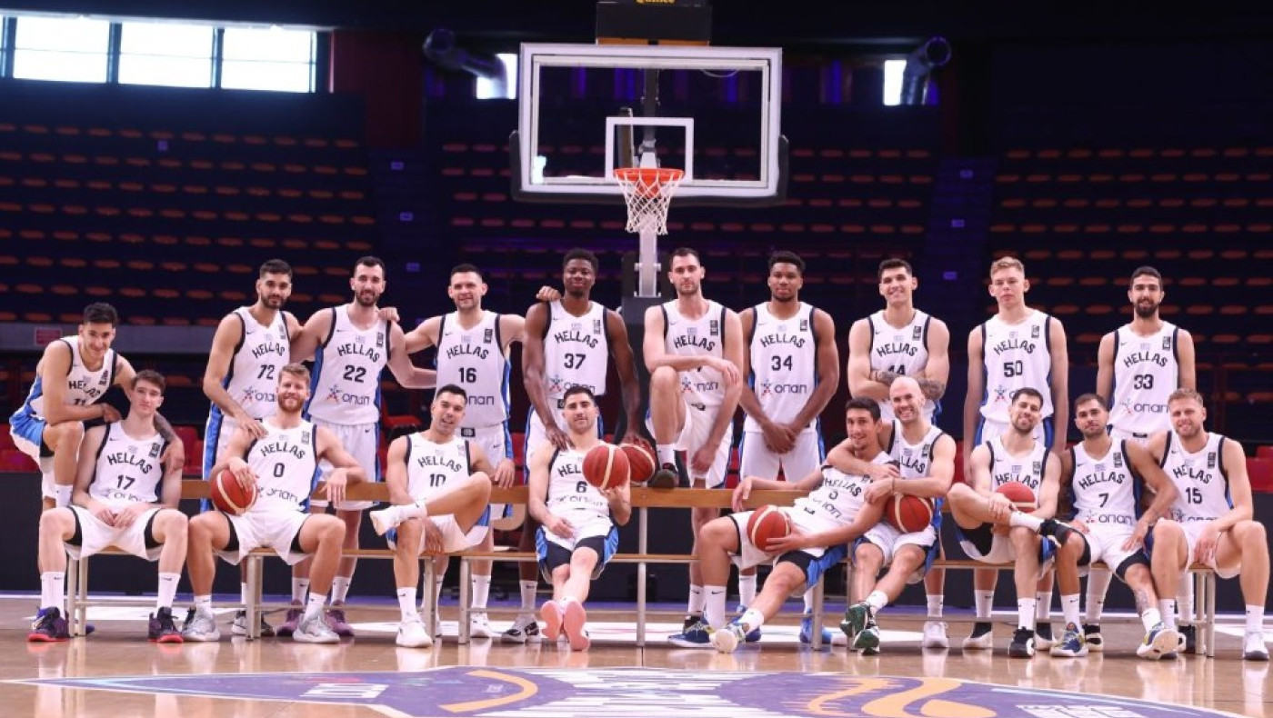 Ο Αντετοκούνμπο παρουσίασε τη φανέλα της Εθνικής- Οι δύο λέξεις που προστέθηκαν