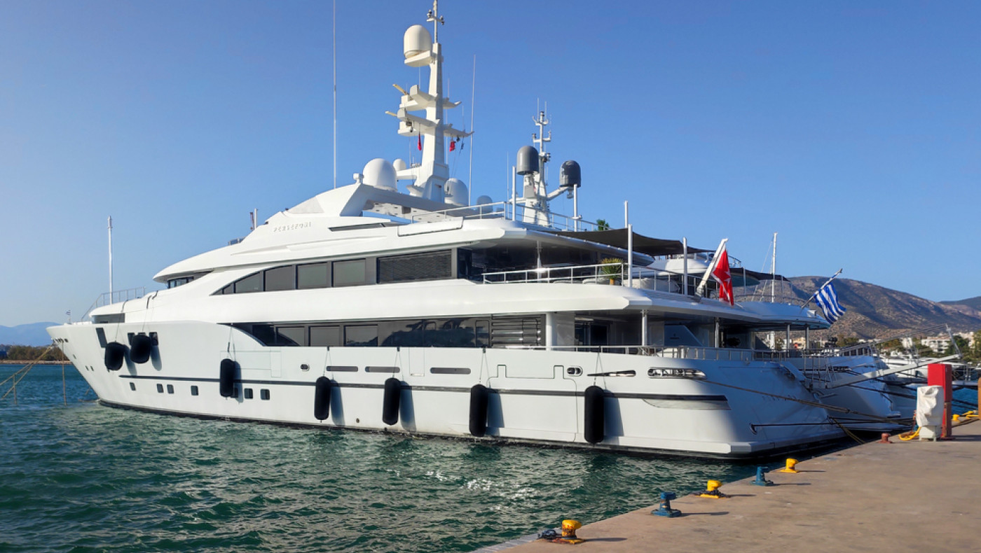 Ύδρα: Συνελήφθησαν οι επιβάτες της θαλαμηγού για τα πυροτεχνήματα που προκάλεσαν τη φωτιά