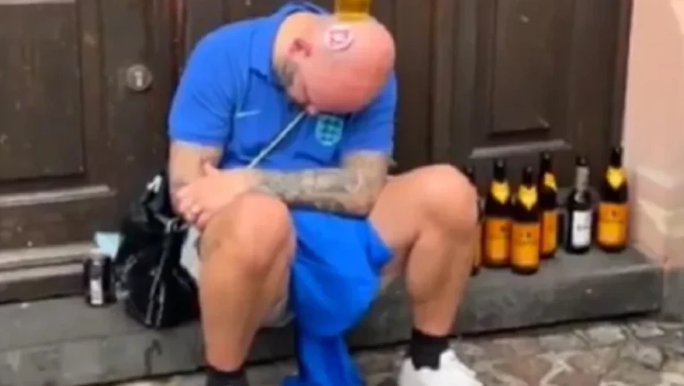 Euro 2024: Επικό βίντεο με άγγλο οπαδό- Ηταν... λιώμα και τους στερέωσαν μπίρες στο κεφάλι (vid)