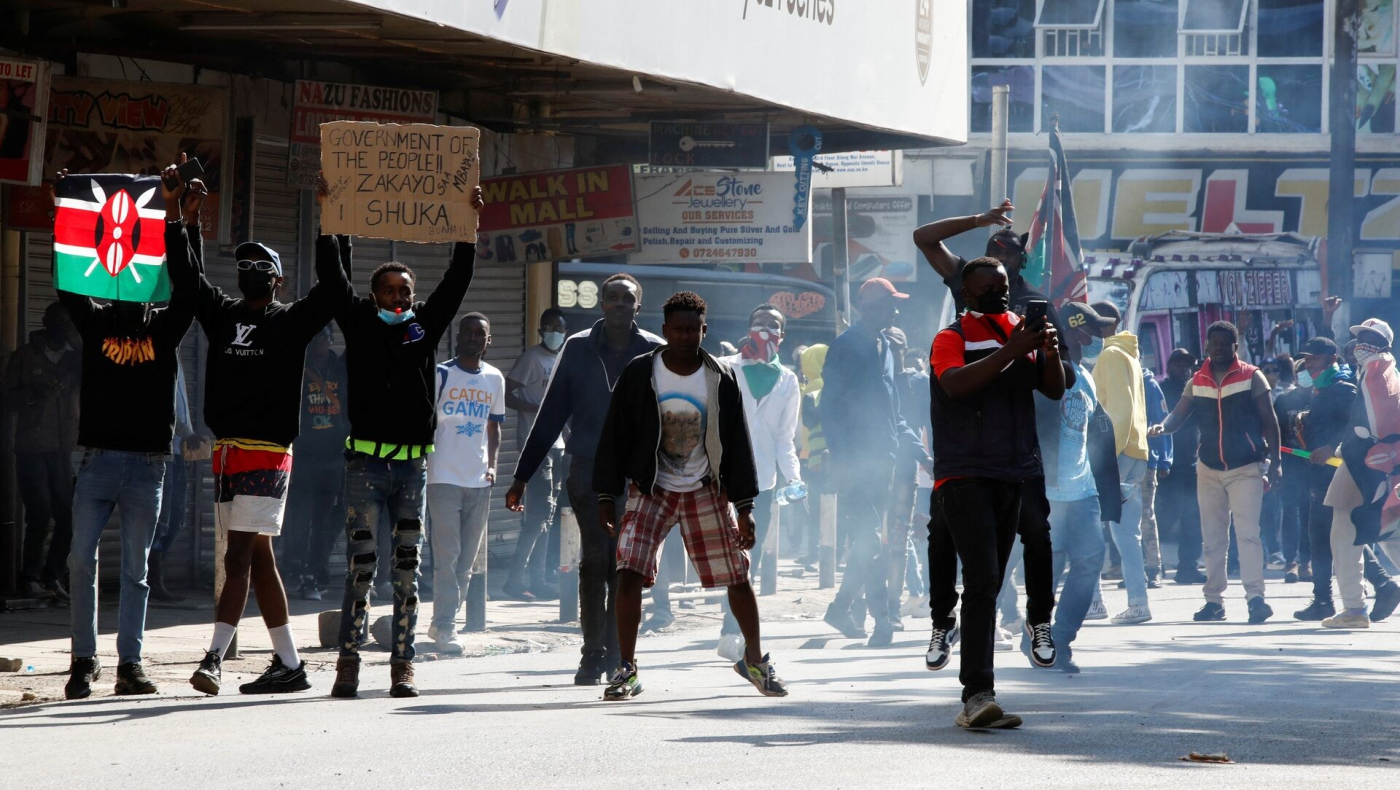 Κένυα: Μπαράζ ταραχών λόγω φόρων - Διαδηλωτές εισβάλουν στο Κοινοβούλιο