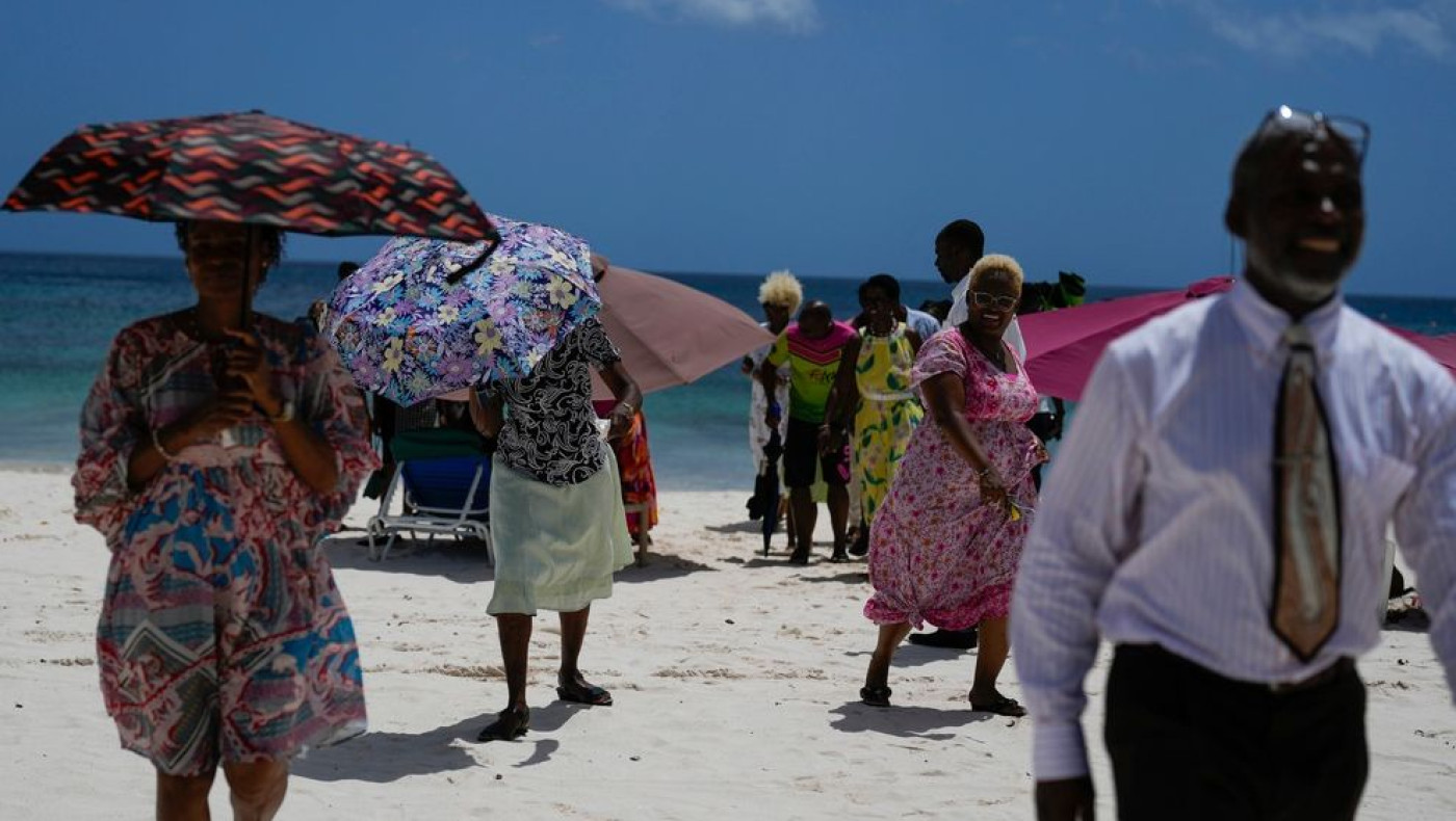 Tυφώνας Μπέριλ: Πλησιάζει απειλητικά την Καραϊβική - Πολίτες στα καταφύγια, ουρές στα μάρκετ