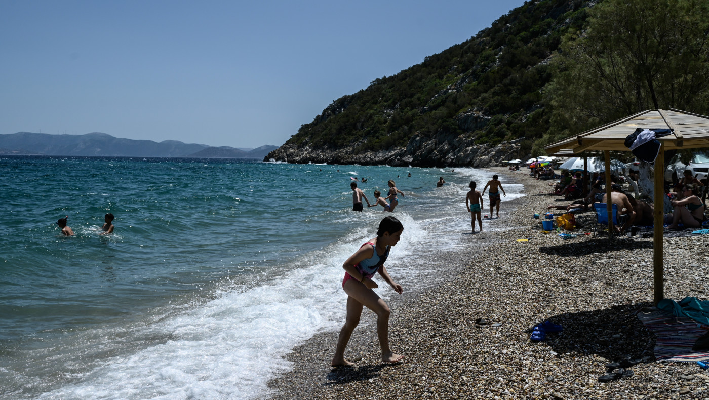 Καλαμάτα: Γιατί τοποθετούνται «γαλάζιες σημαίες» στις παραλίες