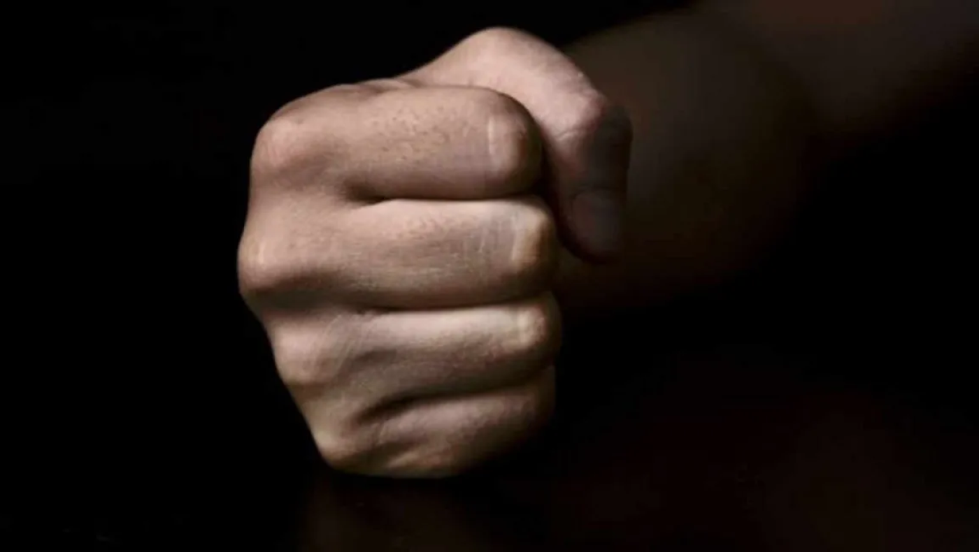 Πάτρα: Ξυλοκόπησε βάναυσα τον 15χρονο γιο του επειδή είναι ομοφυλόφιλος