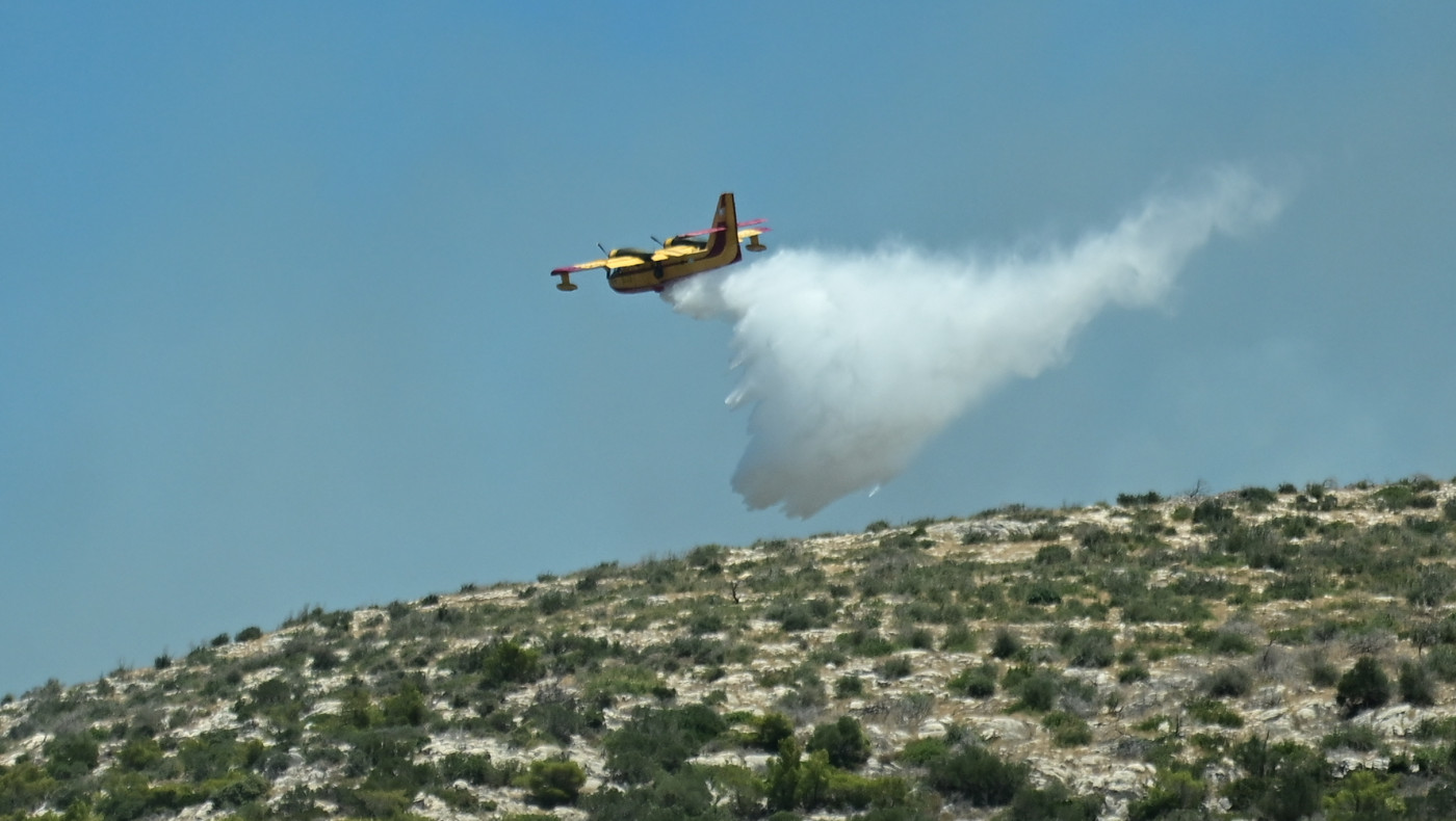 Πύρινη κόλαση στην Κερατέα: Καίγονται σπίτια και αυτοκίνητα
