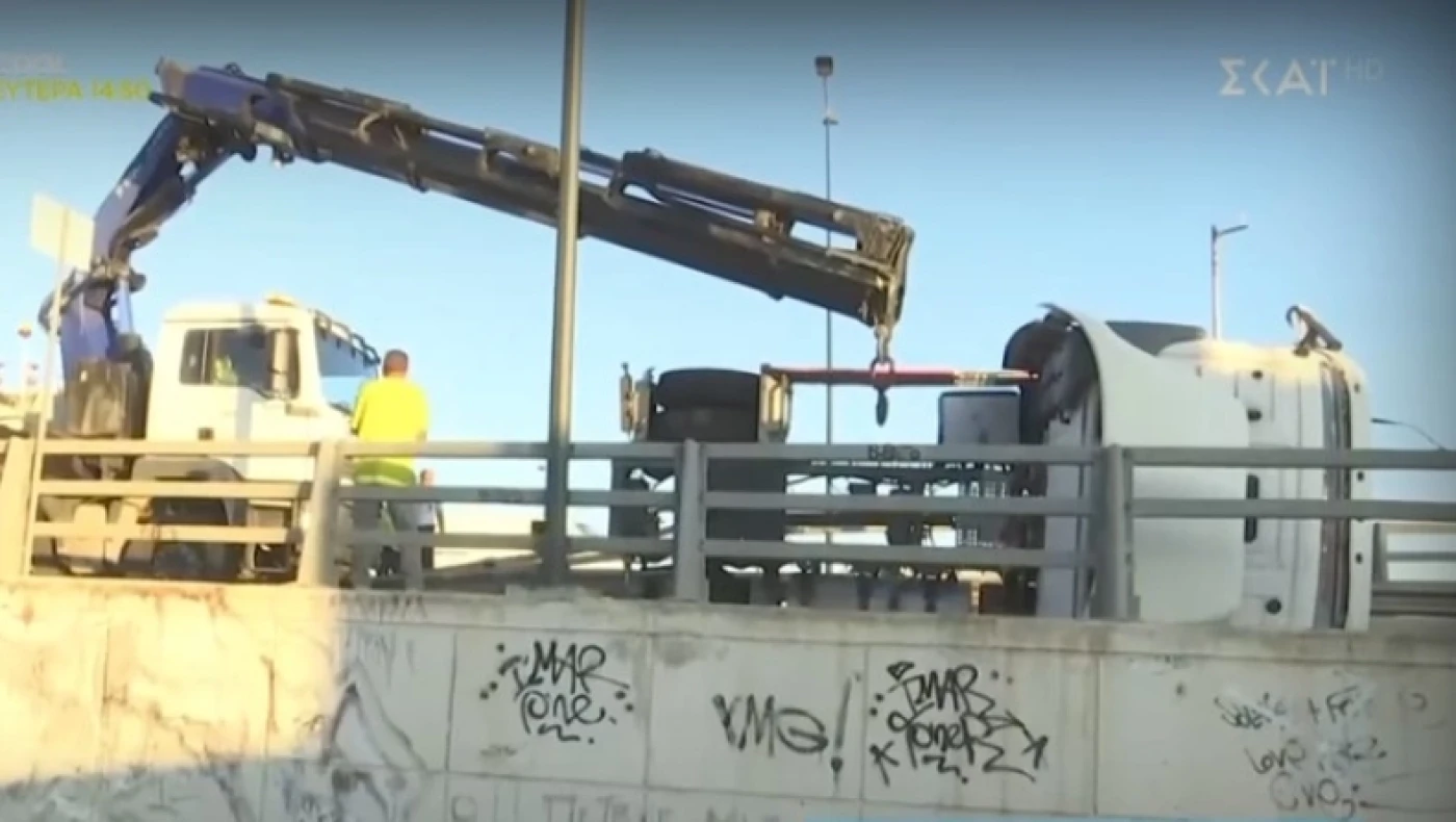 Ανατροπή νταλίκας στη λεωφόρο Κηφισού: Έφυγε τρέχοντας ο οδηγός