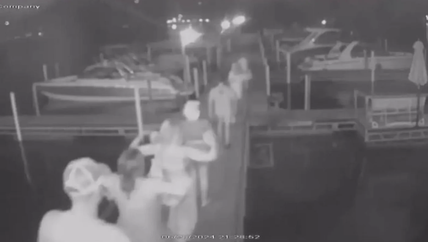 Πέταξαν σερβιτόρα σε λίμνη επειδή τους ζήτησε να πληρώσουν!