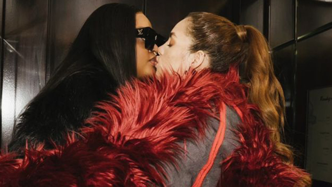 Καμερούν: Η κόρη του προέδρου ανέβασε φωτογραφία που φιλά μια άλλη γυναίκα