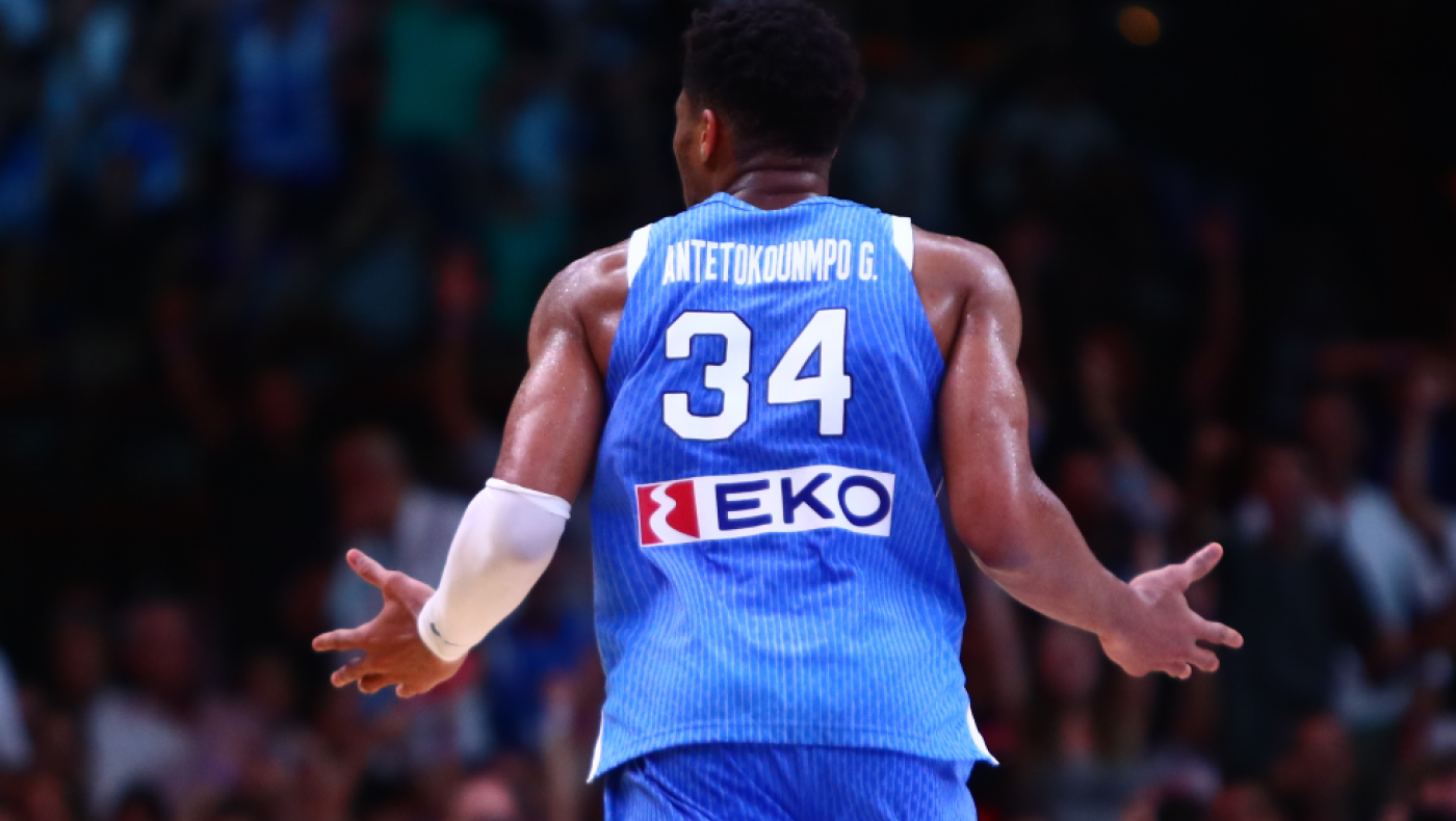 Γιάννης Αντετοκούνμπο: Πότε παρέλασε ξανά στο παρελθόν ως σημαιοφόρος (pic)