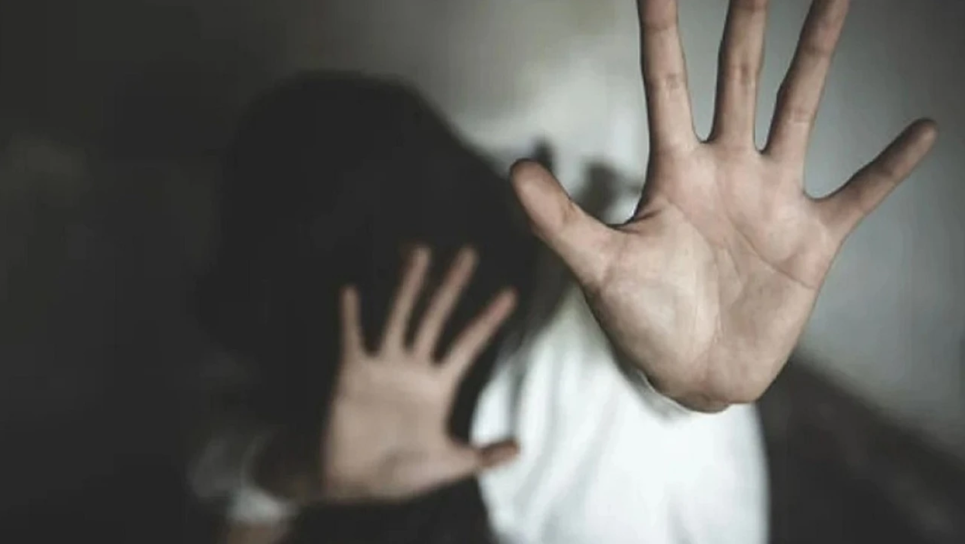 Σοκάρει γνωστή συγγραφέας για τον πρώην σύντροφό της: «Απειλούσε ότι θα με κάψει»