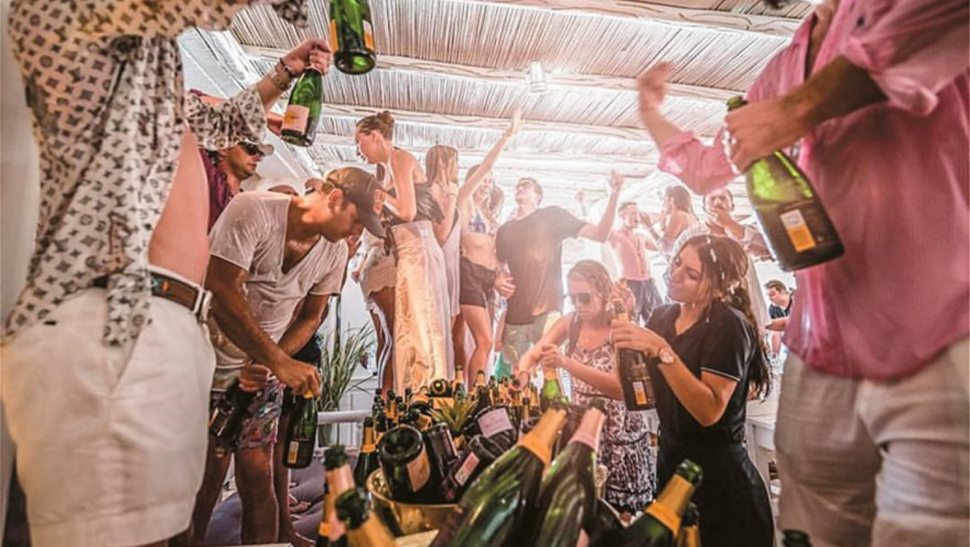 Πασίγνωστος Αμερικανός ηθοποιός άφησε φιλοδώρημα 37.000 ευρώ στη Μύκονο (vid)