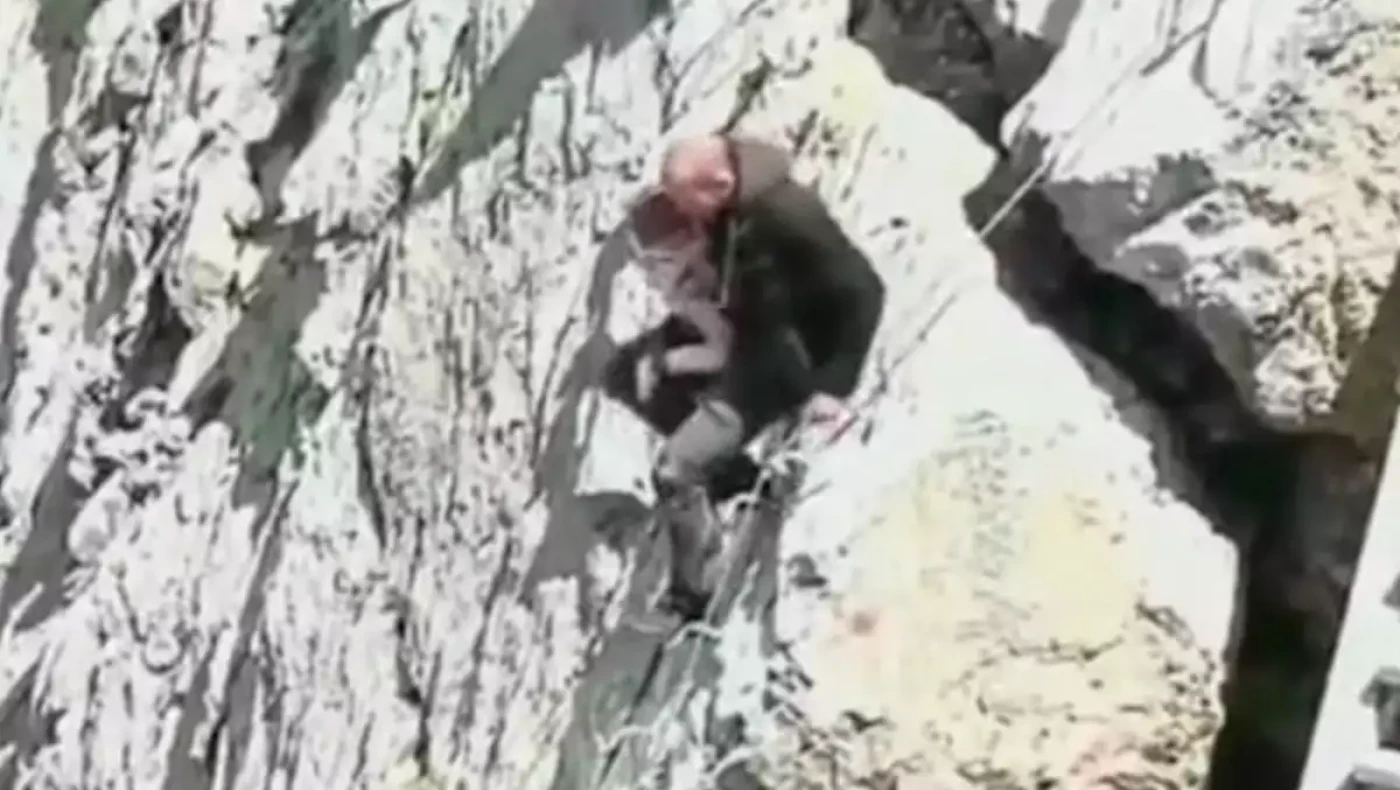 Άλπεις: Έκανε αναρρίχηση χωρίς εξοπλισμό, με μωρό στην αγκαλιά (vid)