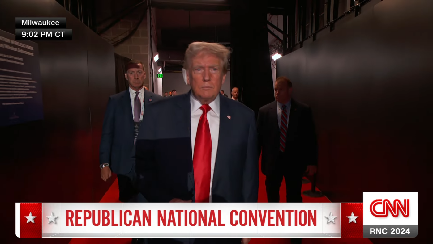 Τραμπ: Με υψωμένη γροθιά και γάζα στο αυτί στο συνέδριο των Ρεπουμπλικανών