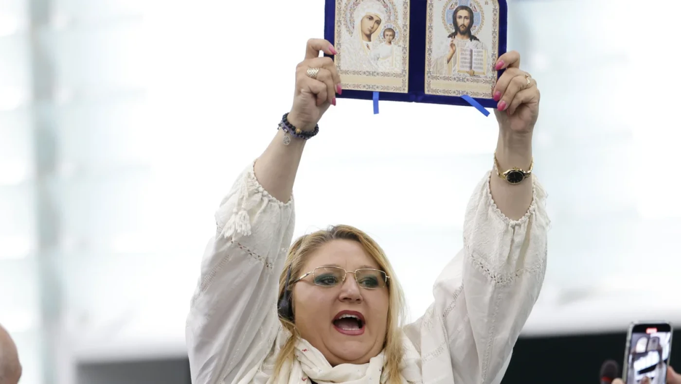 «Σκοτώσατε ανθρώπους»: Πέταξαν έξω αντιεμβολιάστρια ευρωβουλευτή