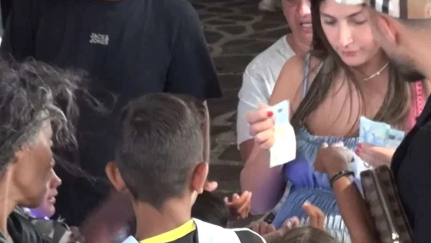 Μύκονος: Τουρίστες μοίρασαν χαρτονομίσματά ...των 100 ευρώ σε Ρομά (vid)