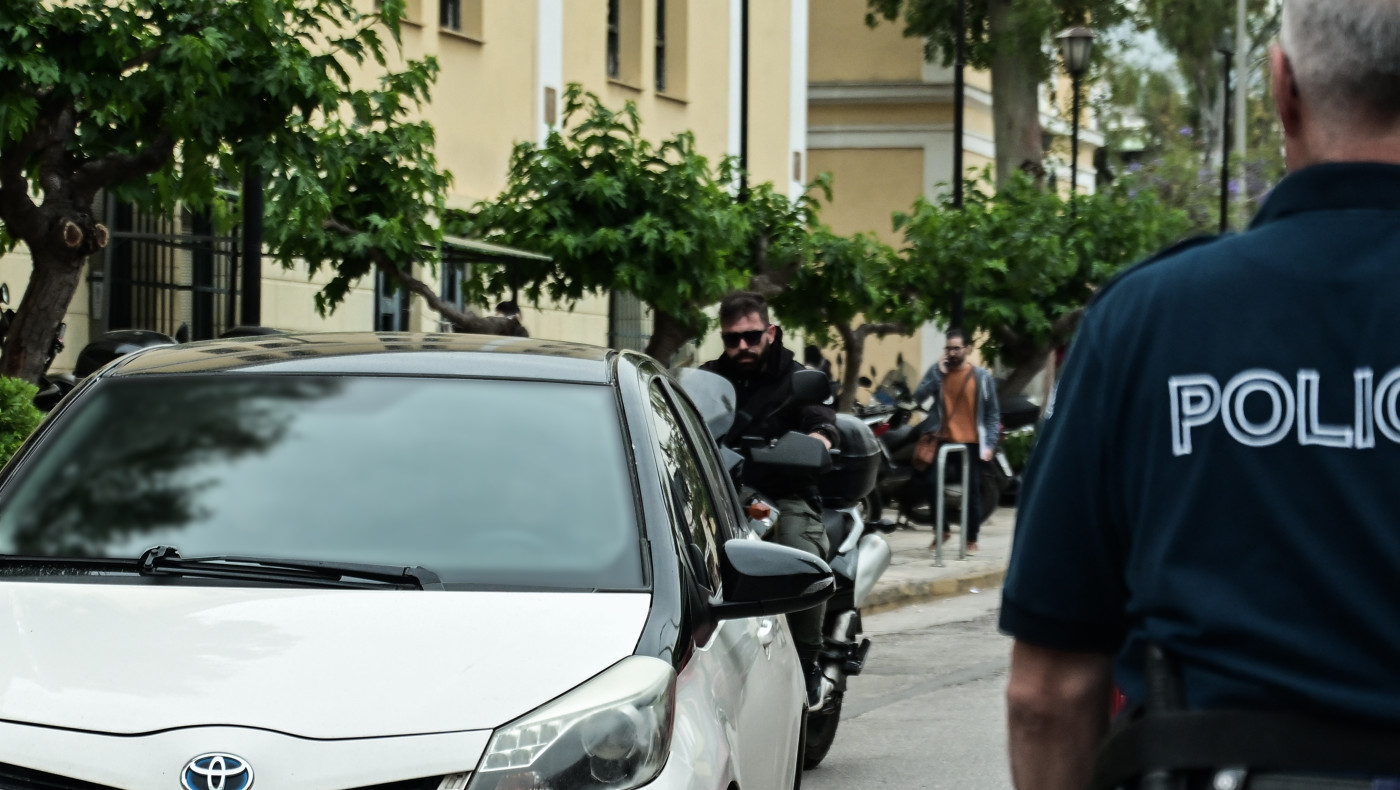 Πετρούπολη: «Πλακώθηκαν» έξω από κτίριο που θα γίνει δομή ασυνόδευτων ανηλίκων