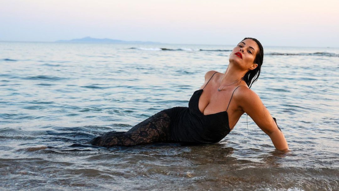 Η Μαρία Κορινθίου σήκωσε στο πόδι τη γαλλική ριβιέρα