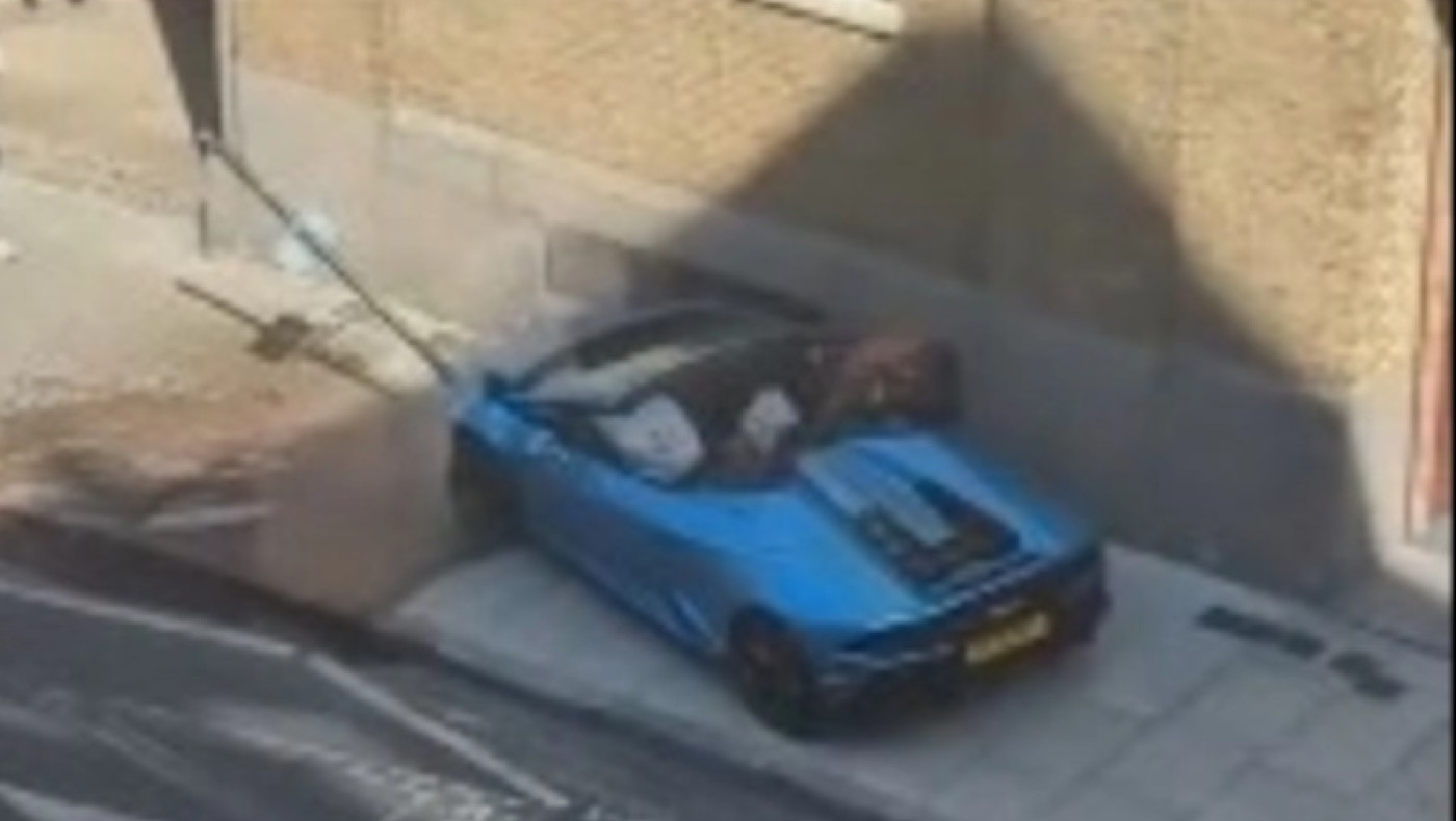 Τύπος τράκαρε Lamborghini και άρχισε να τρέχει ημίγυμνος