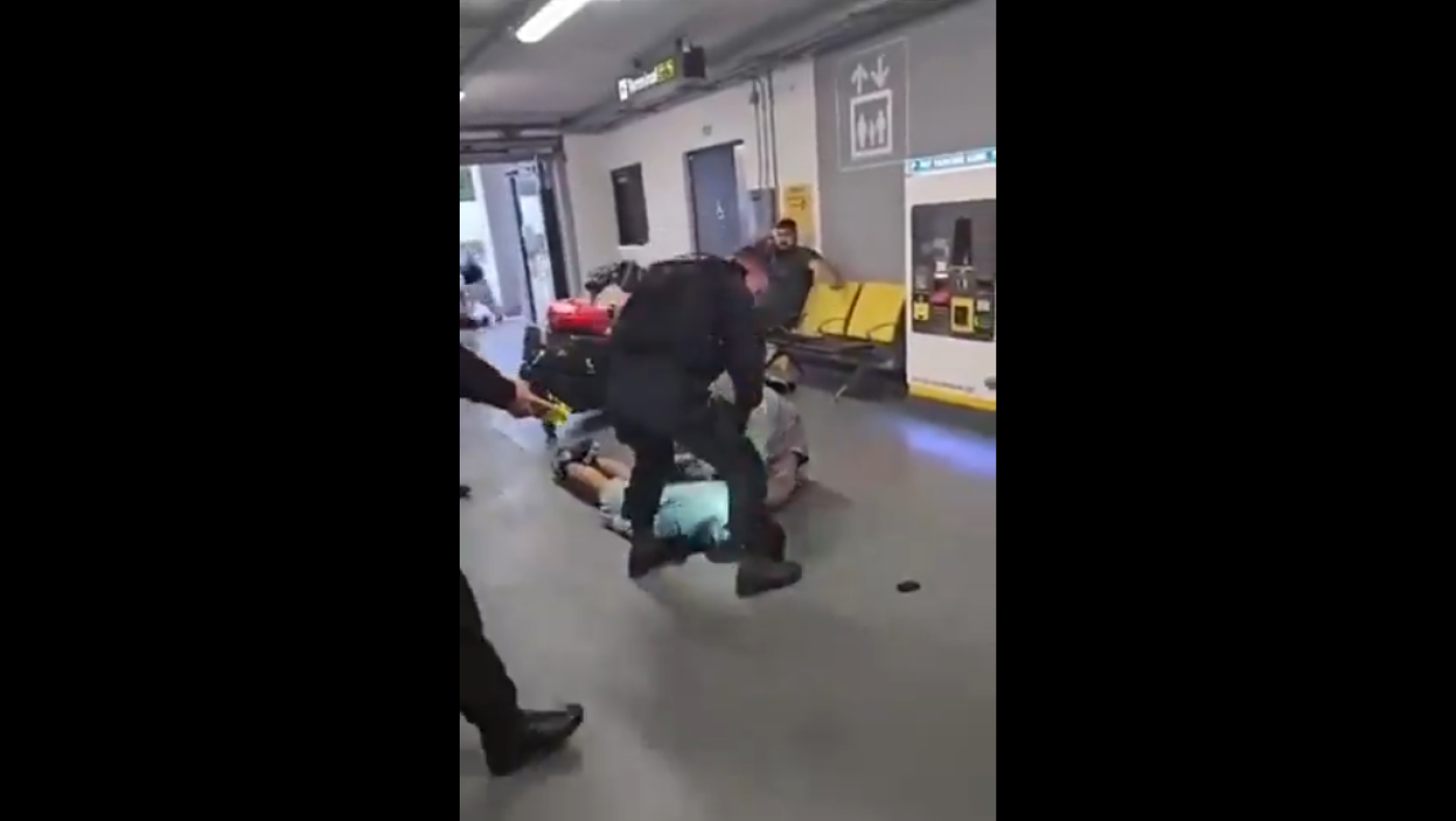 Μάντσεστερ: Αστυνομικός κλωτσά συλληφθέντα στο κεφάλι