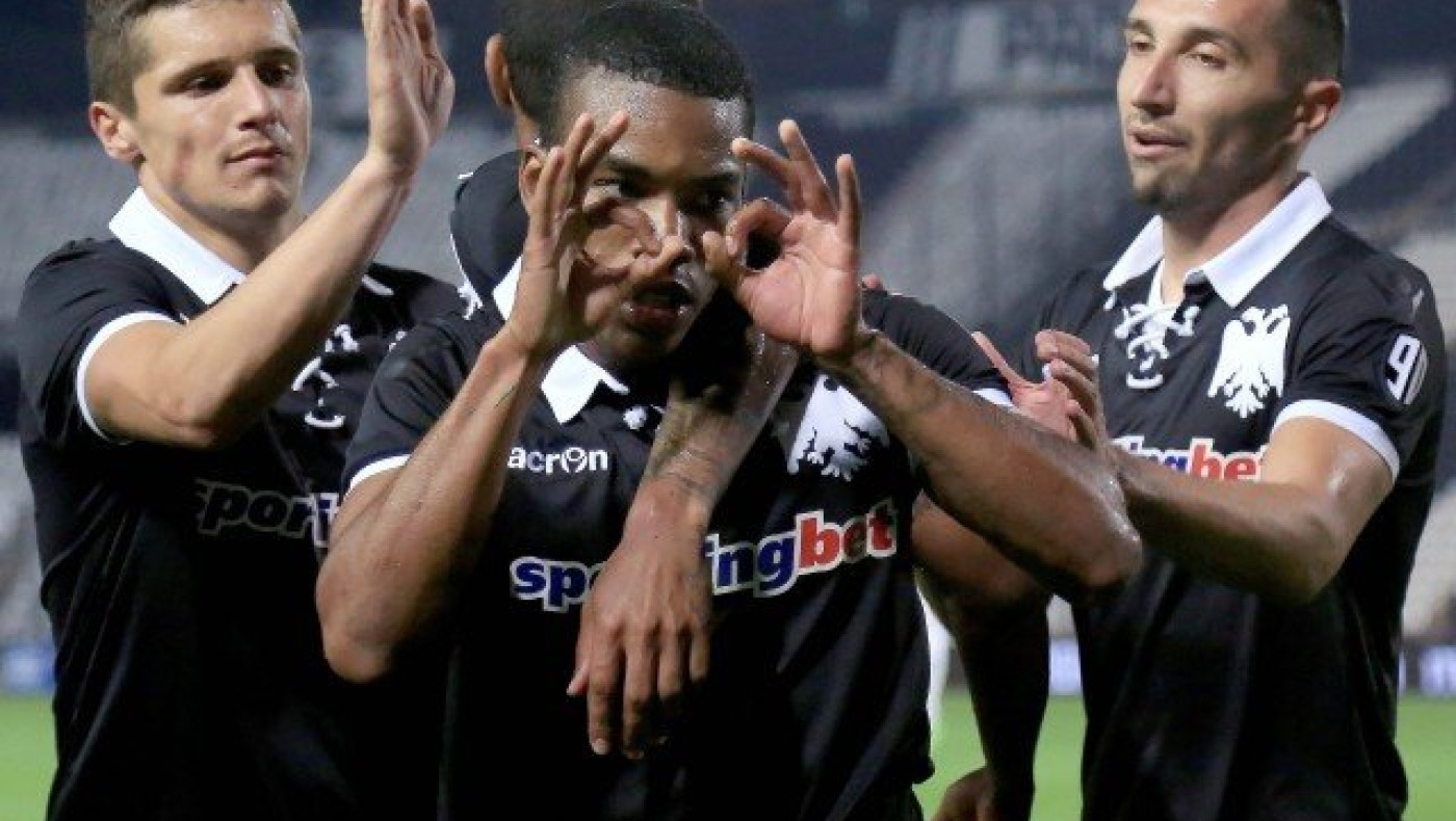 Πολυπληθής ιδιωτική ασφάλεια πριν την έναρξη του αγώνα