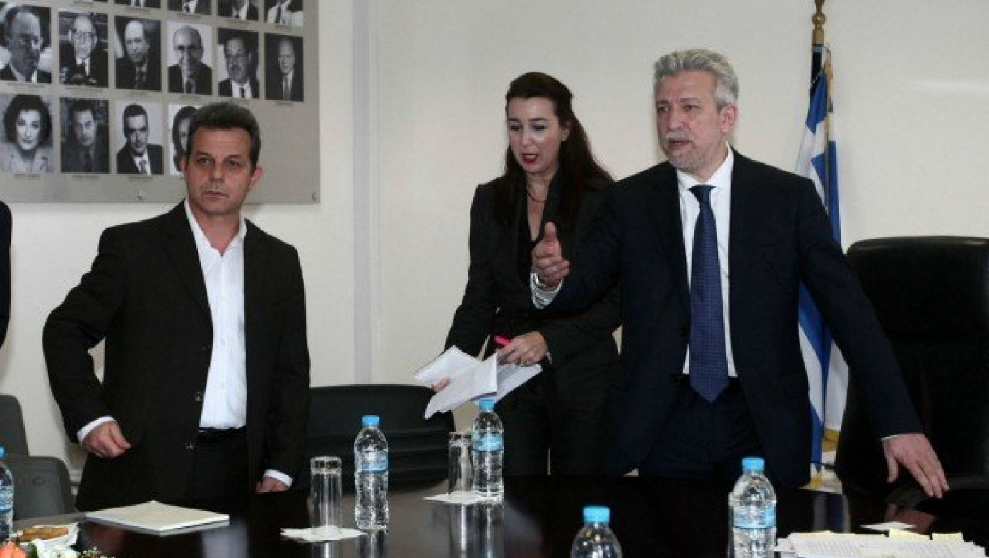 Συναγωνίζονται ποιος θα    δώσει τη χαριστική βολή