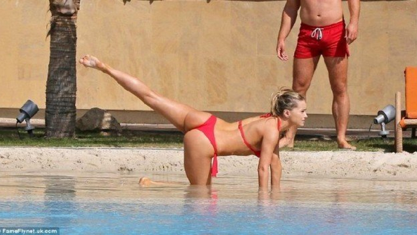 Η Όλα Τζόρνταν κάνει γιόγκα και... γυμνάζει τα μάτια μας! (pics)