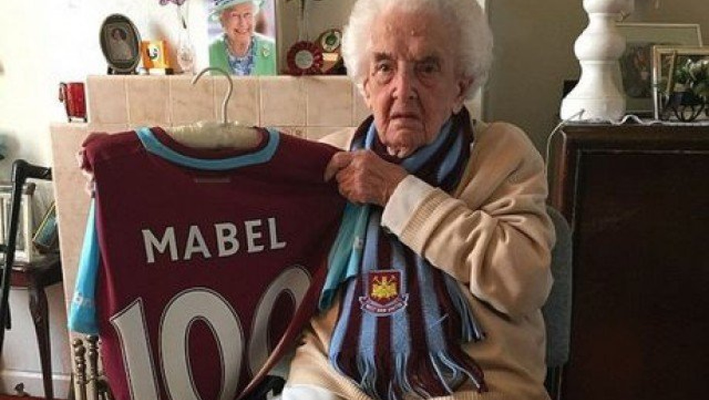 H γηραιότερη οπαδός της Γουέστ Χαμ αποχαιρετά το «Άπτον Παρκ»