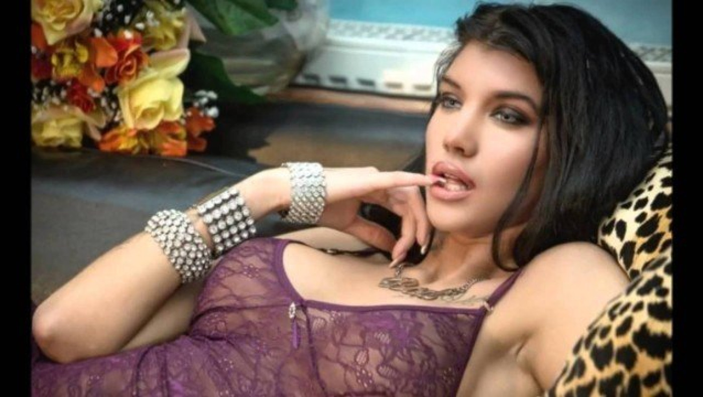 Η Μαρία Αλεξάνδρου δροσίζεται κι εμείς... καιγόμαστε (video)