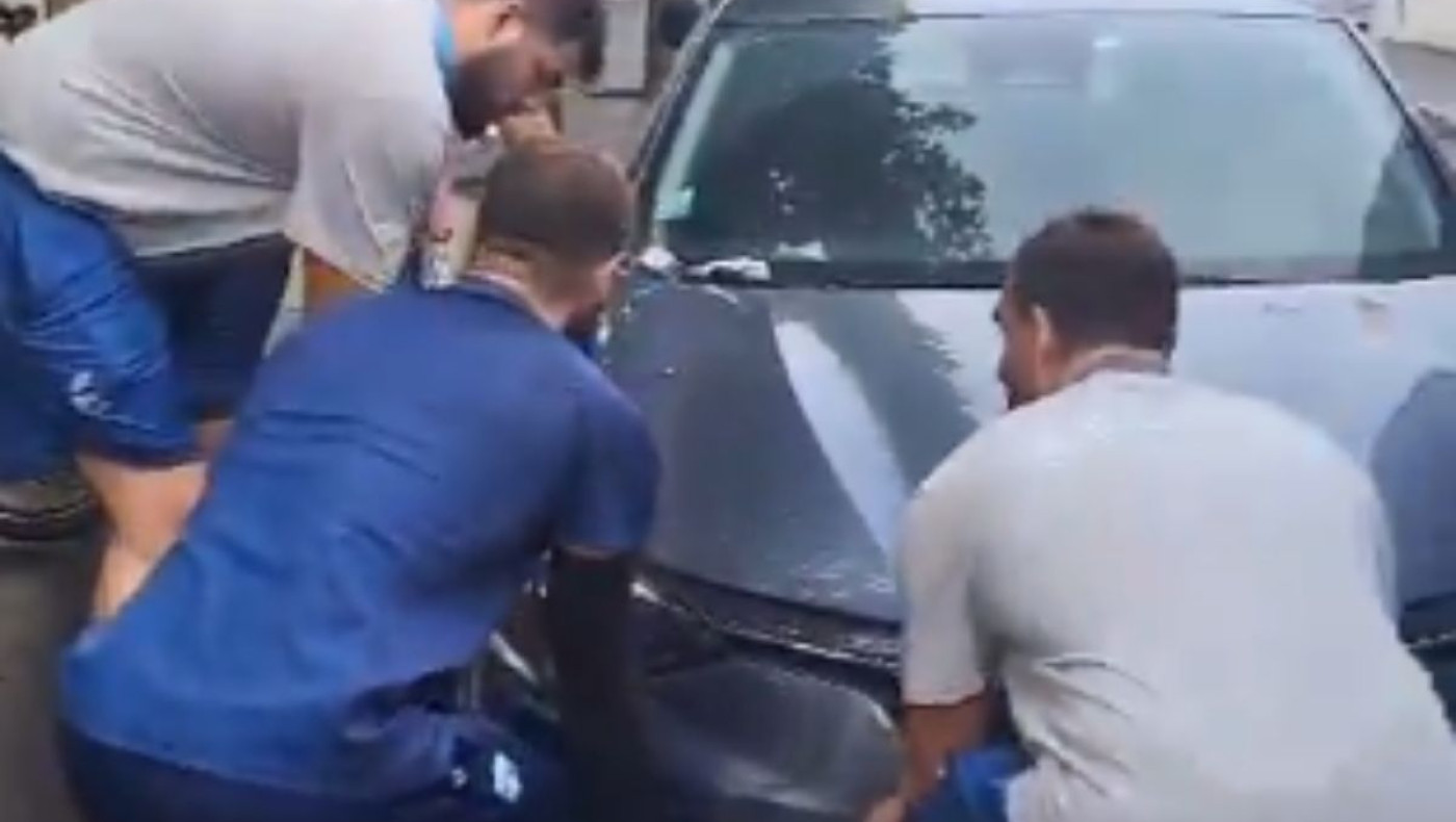 Ολυμπιακοί Αγώνες: Οι παίκτες της Εθνικής πόλο σήκωσαν αυτοκίνητο που εμπόδιζε λεωφορείο