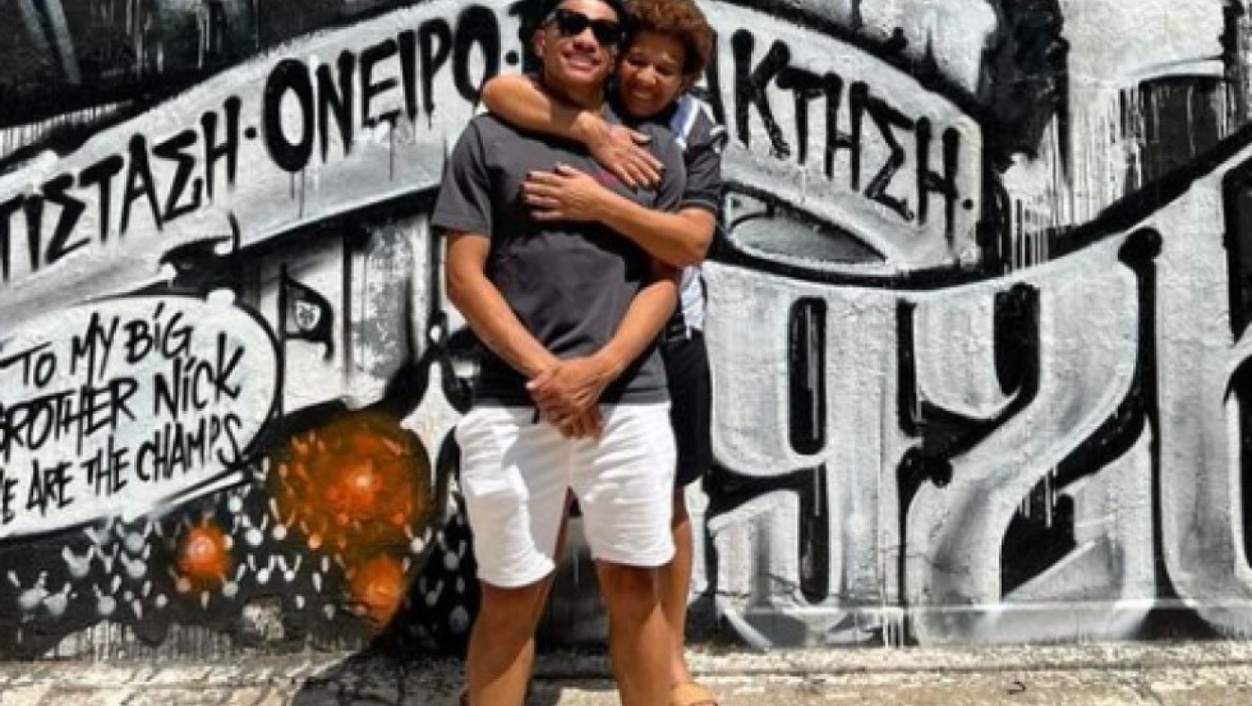 Συναισθηματική «έκρηξη» Τάισον για τη λατρεμένη μητέρα του και φωτογραφία της μπροστά στο... δικό του γκράφιτι