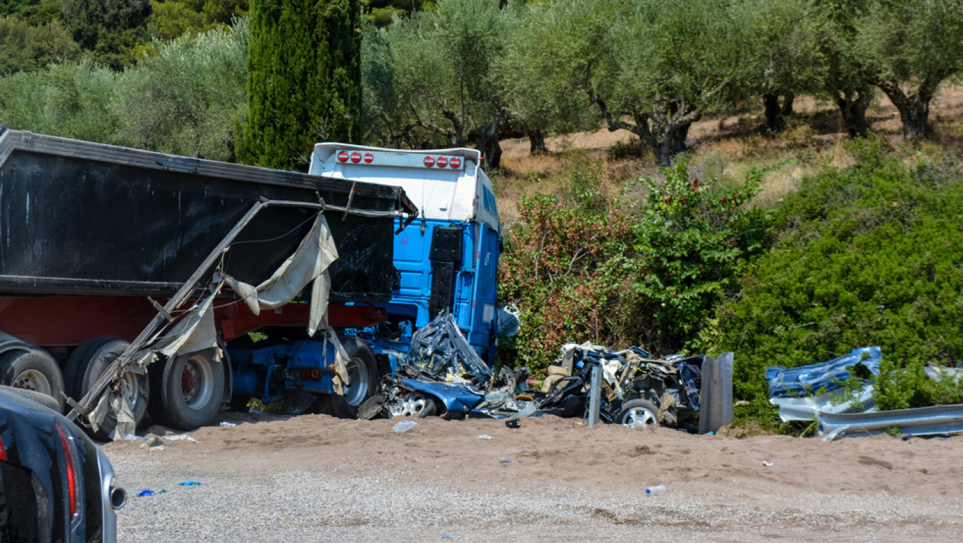 Τροχαίο στη Θεσσαλονίκη: Αυτοκίνητο καρφώθηκε σε κολόνα!
