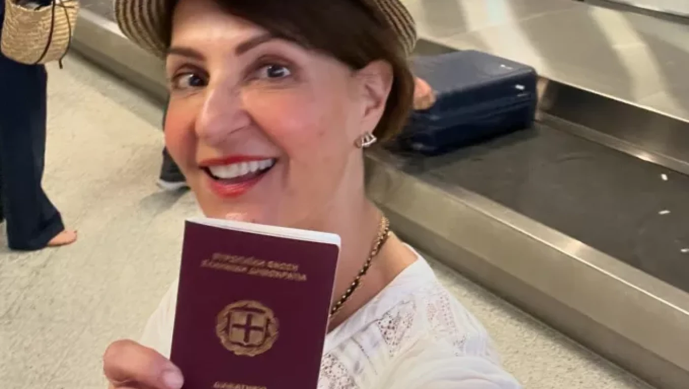 Νία Βαρντάλος: Επιδεικνύει με υπερηφάνεια το ελληνικό της διαβατήριο