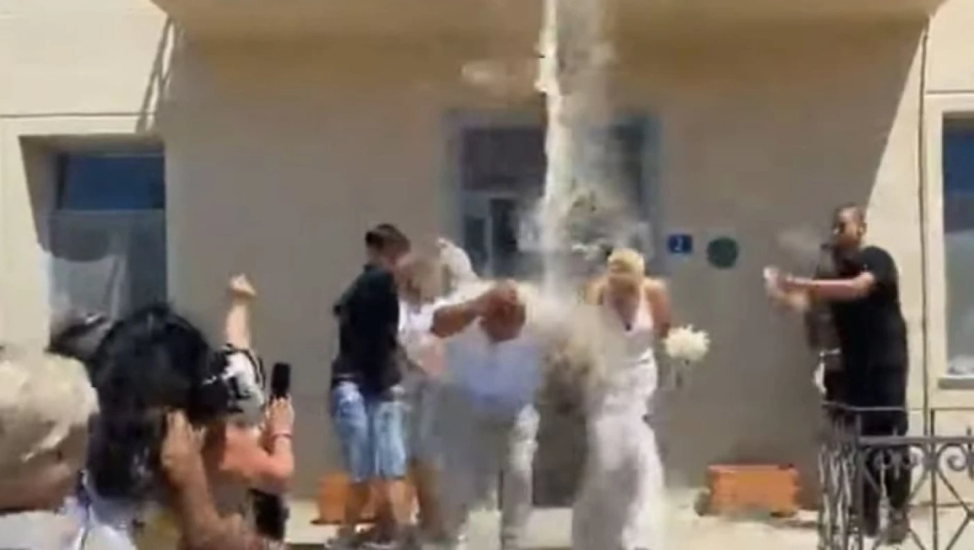 Λήμνος: «Βομβάρδισαν» νεόνυμφους με... μακαρονάκι κοφτό και σκυλοτροφή (vid)