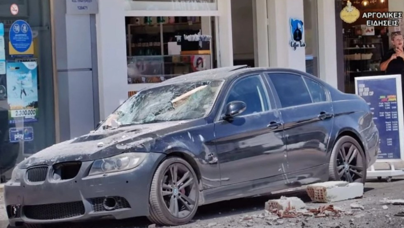 Ναύπλιο: Μπαλκόνι κατέρρευσε πάνω σε αυτοκίνητα