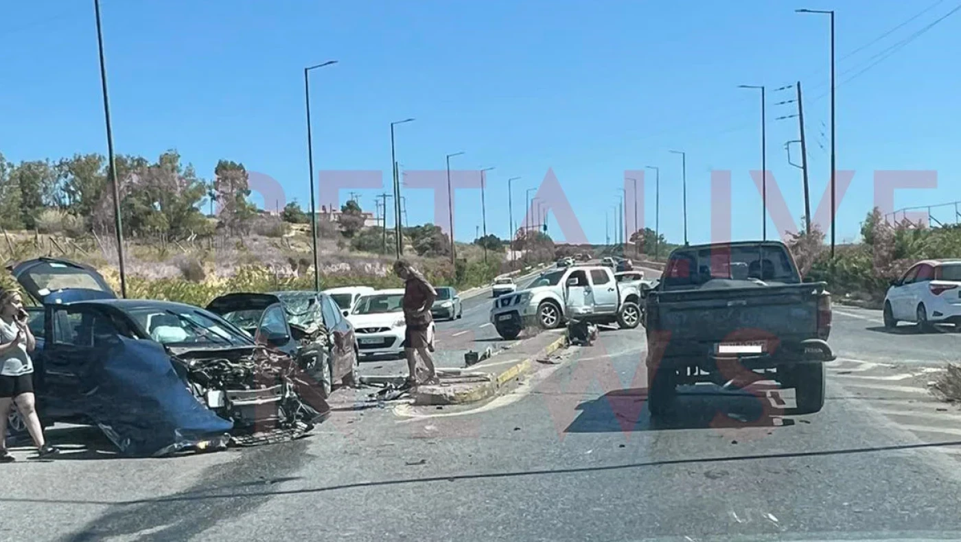Ηράκλειο: Η στιγμή της σφοδρής σύγκρουσης τριών οχημάτων