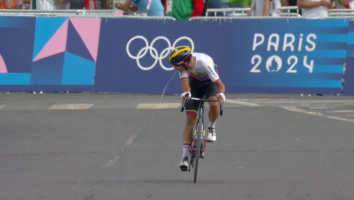 Ολυμπιακοί Αγώνες: Δύσκολη στιγμή για ποδηλάτη-Έκανε εμετό λίγο πριν τον τερματισμό