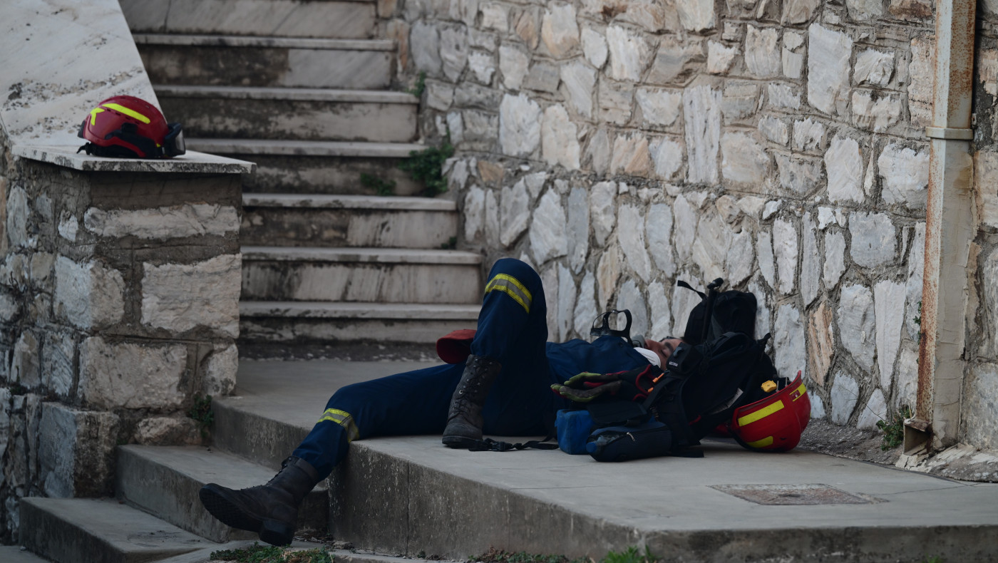 Αττική: Συγκλονίζει η εικόνα του πυροσβέστη στα σκαλιά του Παίδων Πεντέλης