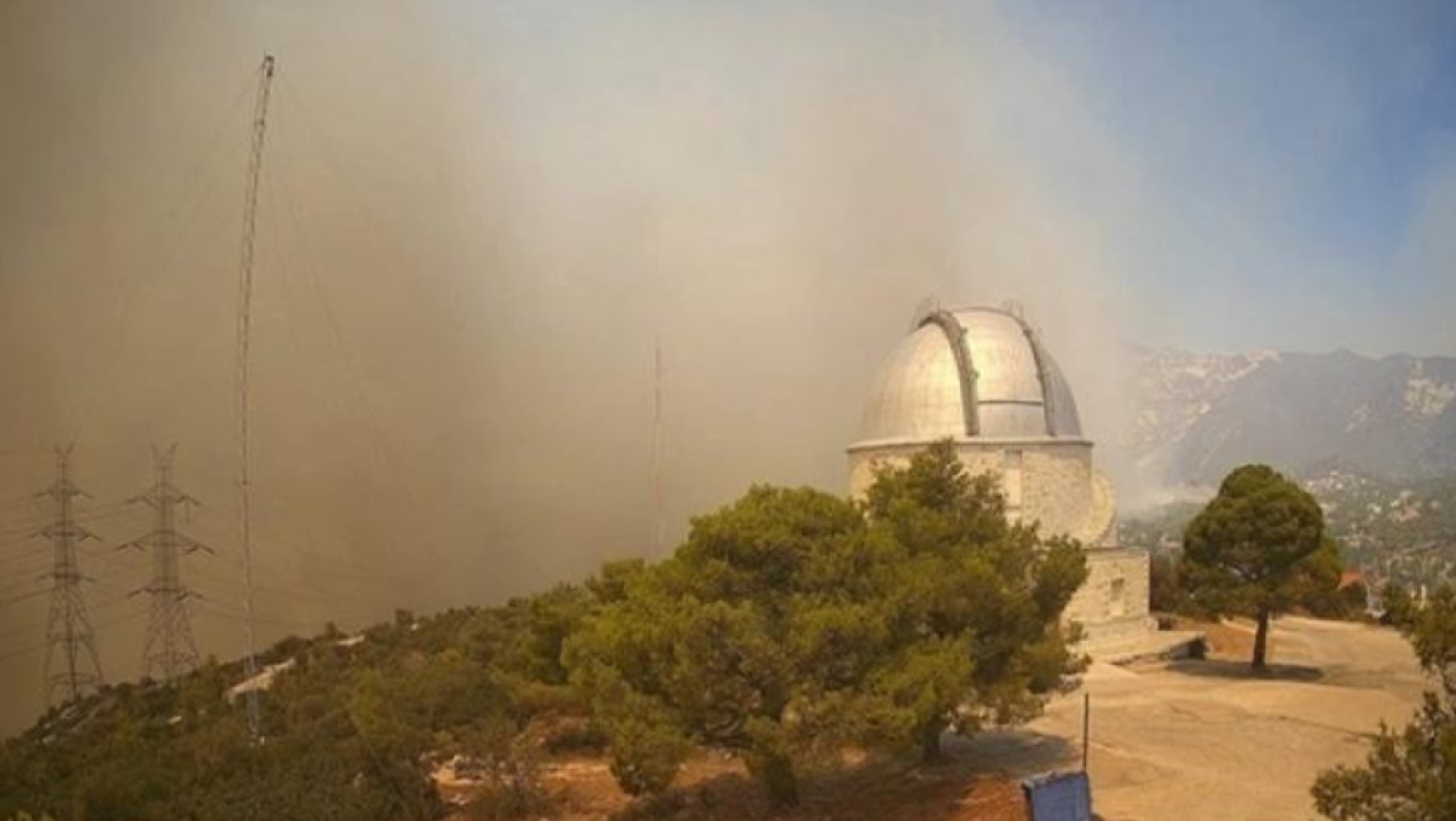 Φωτιά στην Πεντέλη: Οι φλόγες έφτασαν στο Αστεροσκοπείο!