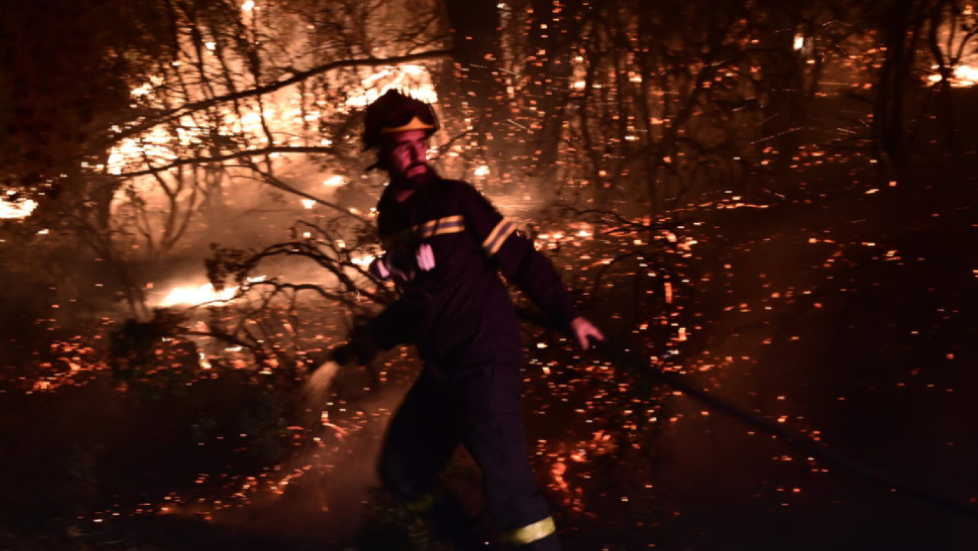 Νέος Βουτζάς: Τραυματίας πυροσβέστης και δυο καμένα οχήματα