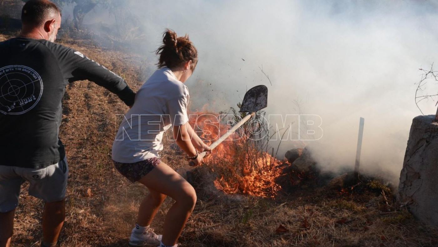 Φωτιά στον Βαρνάβα: Ο καπνός έφτασε μέχρι την Αργολίδα - Απεγκλωβίστηκαν 100 κάτοικοι