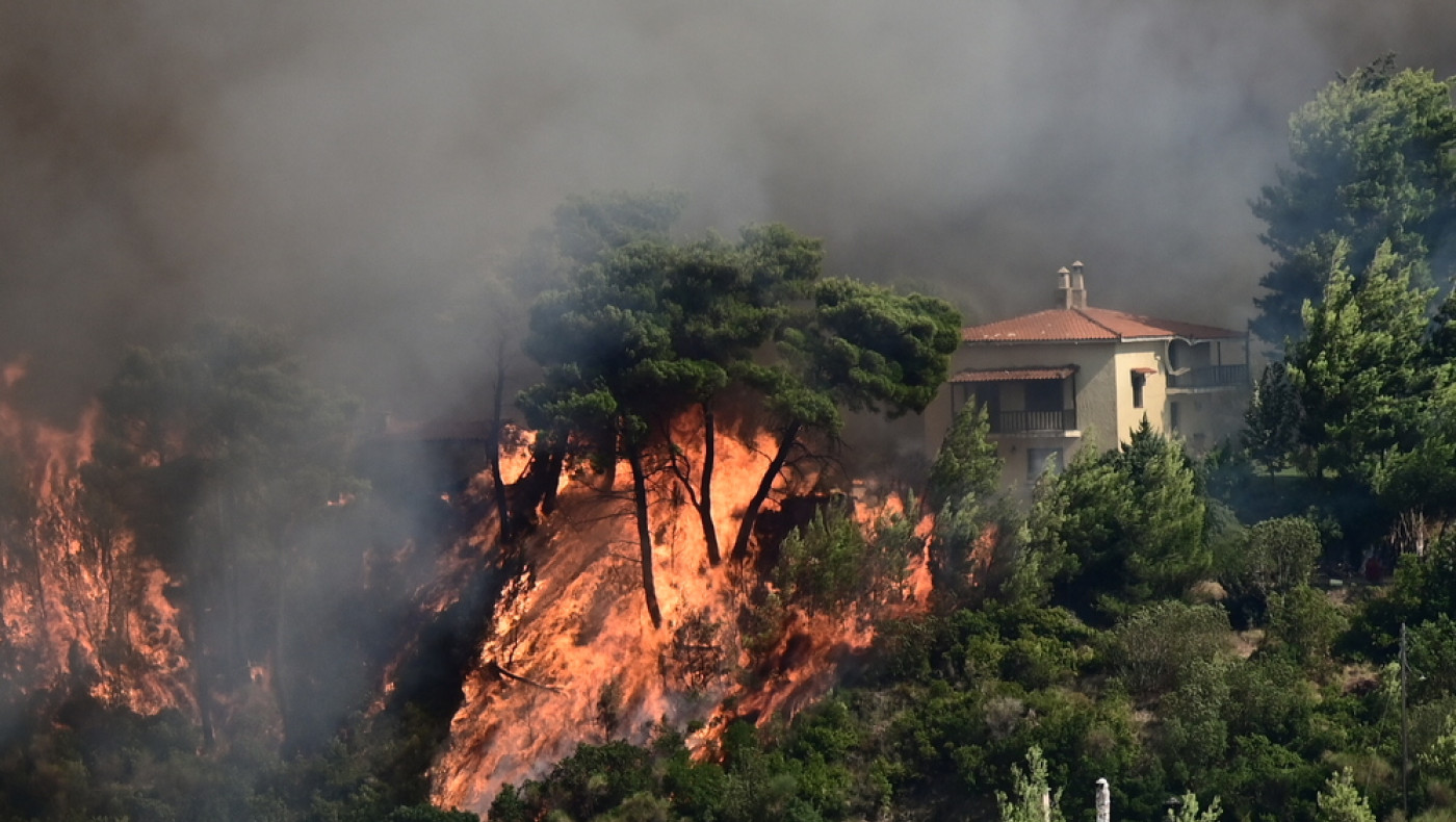 Πύρινη κόλαση στον Βαρνάβα: Καίγονται σπίτια, απεγκλωβισμοί και εκκενώσεις οικισμών