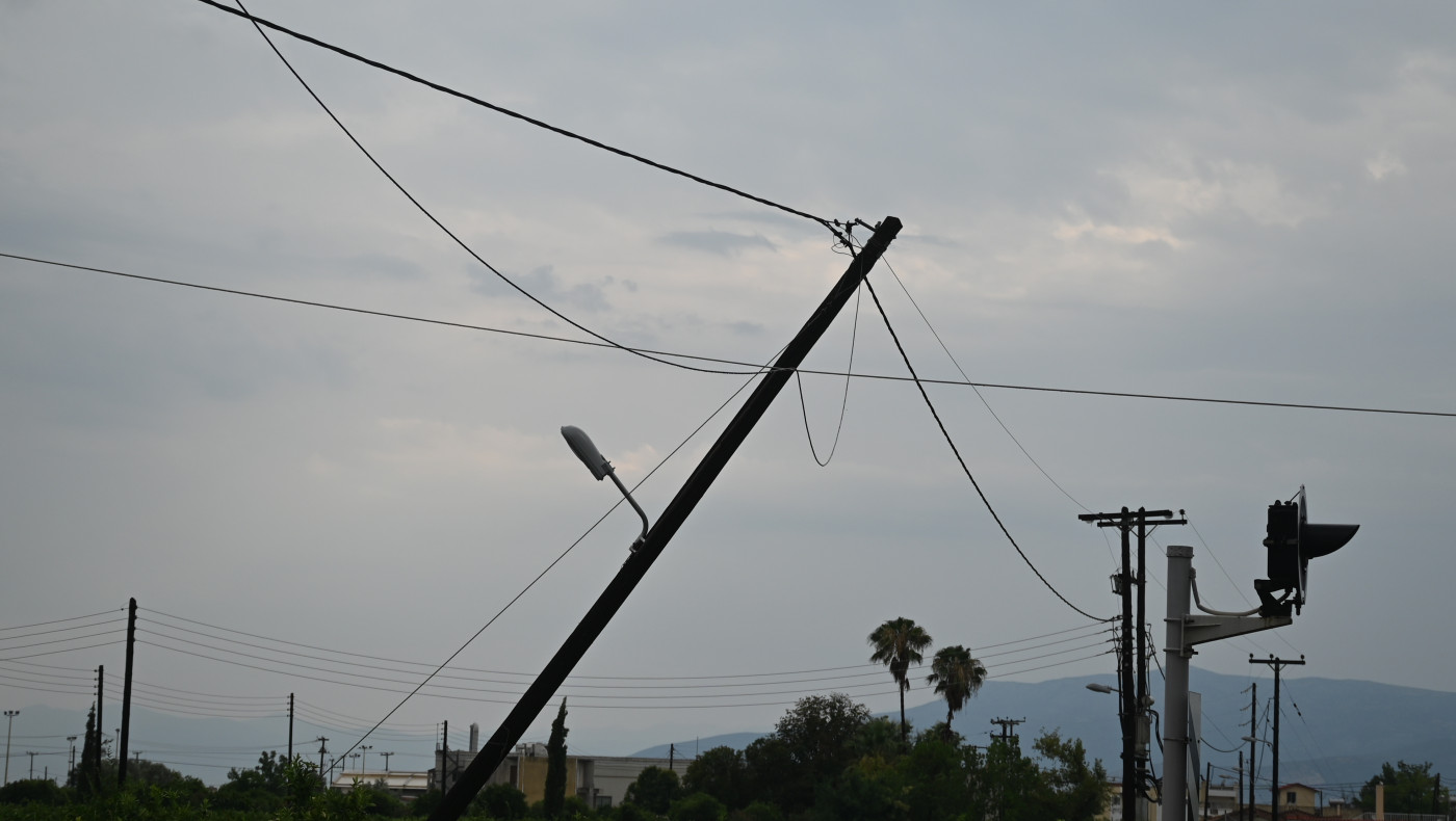 Γιάννενα: Κολώνα της ΔΕΗ κατέληξε σε... μπαλκόνι!