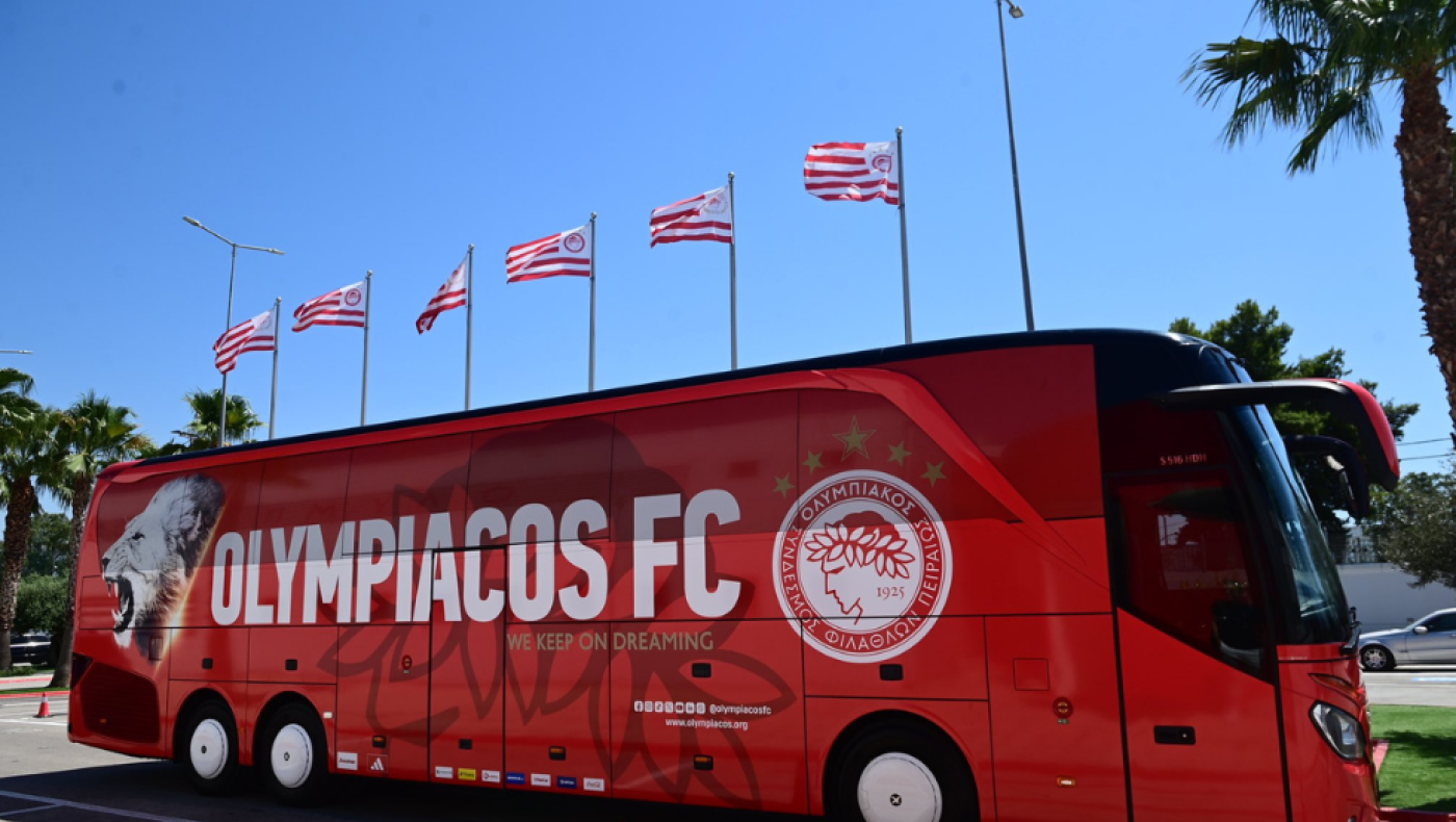 Το νέο πούλμαν του Ολυμπιακού με φόντο το Conference League