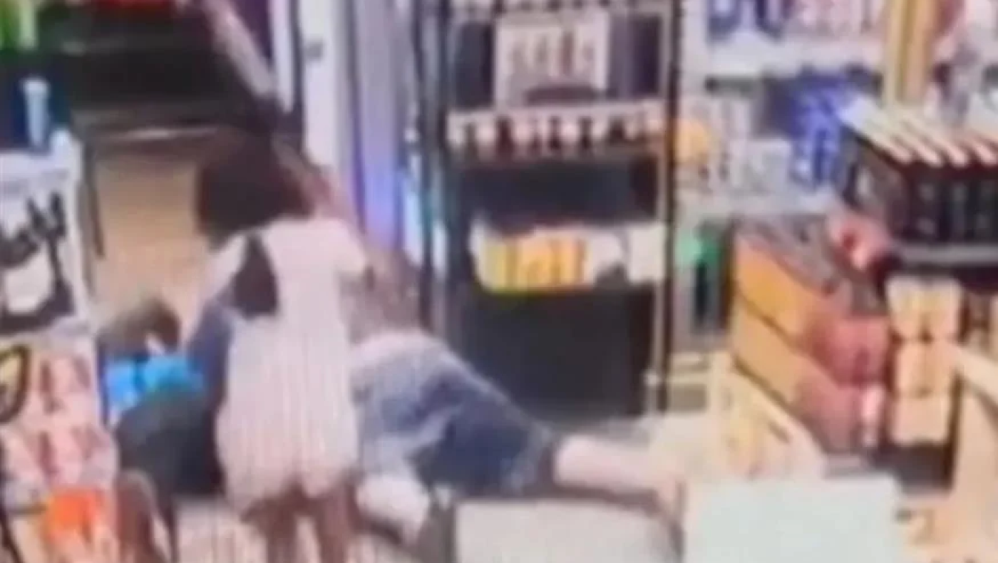 8χρονη τα έβαλε για τα καλά με ληστή που πάλευε με τον πατέρα της!