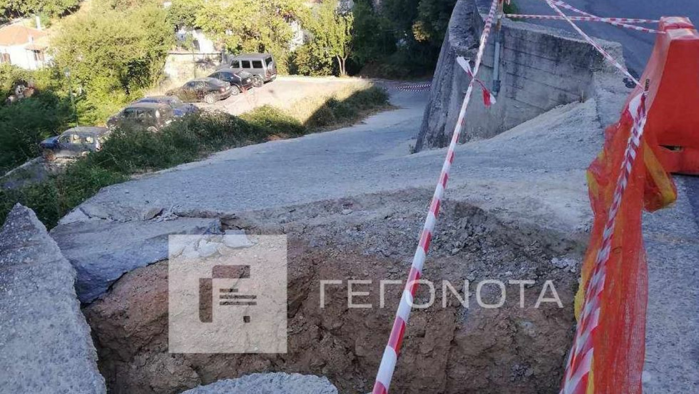 Πήλιο: Υποχώρησε ο δρόμος σε πάρκινγκ - Εγκλωβίστηκαν 10 οχήματα