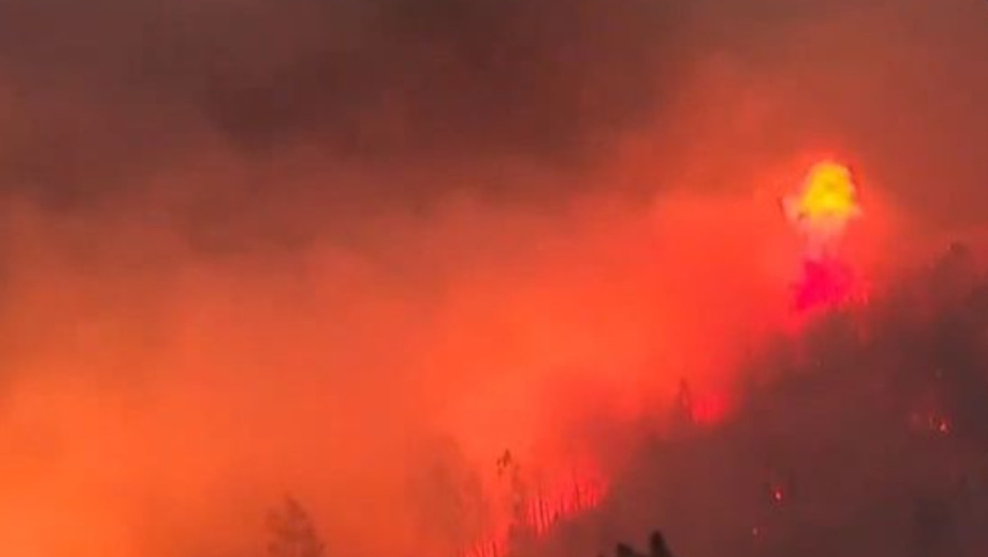 Σμύρνη: Εκτός ελέγχου οι φωτιές-Πολλαπλά τα μέτωπα