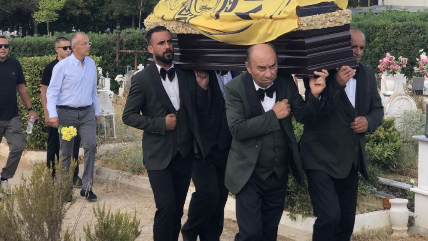 Τυλιγμένο με τη σημαία του Αρη το φέρετρο του Κάλεν (pics)